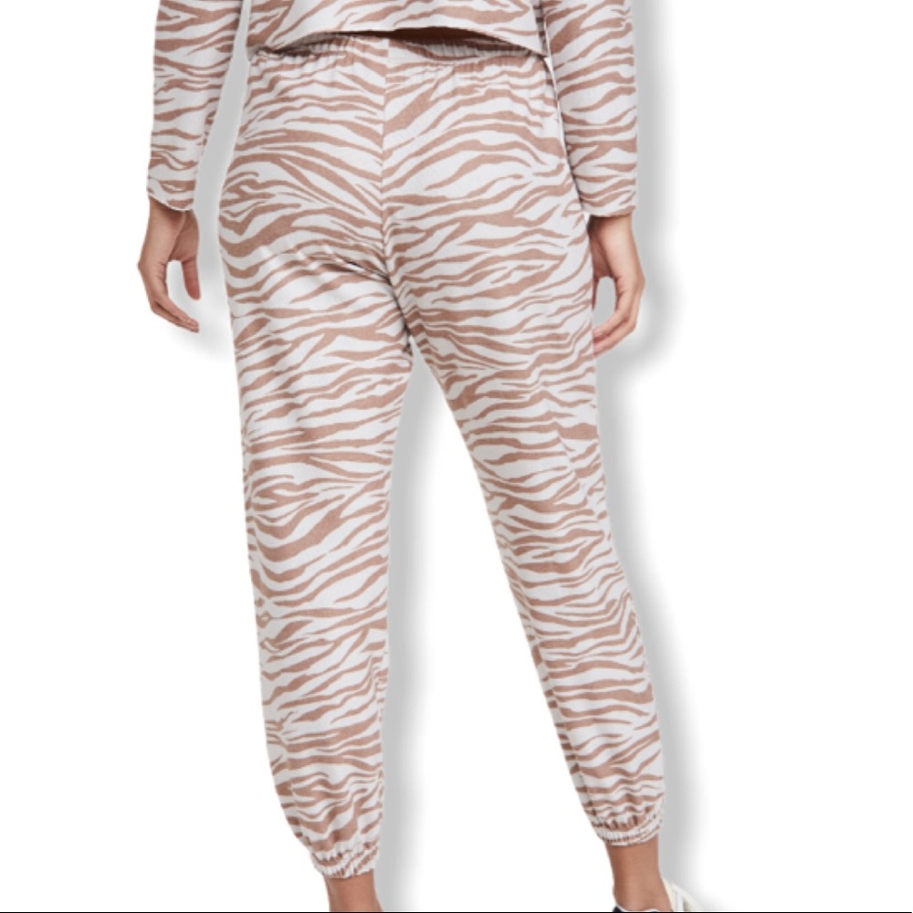 ONZIE Zebra Striped Weekend Lounge Set - Picture 7 of 11
